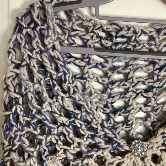 Handmade Small Knitted Shoulder Wrap Shawl Poncho With Fringe & Brooch Parties - Picture 2 of 7